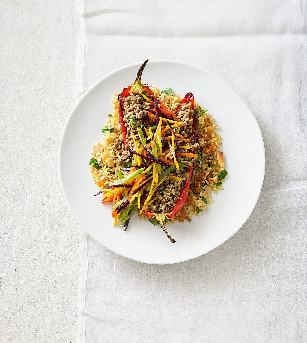 Gefüllte Paprika mit gebratenem Naturreis und Gemüse