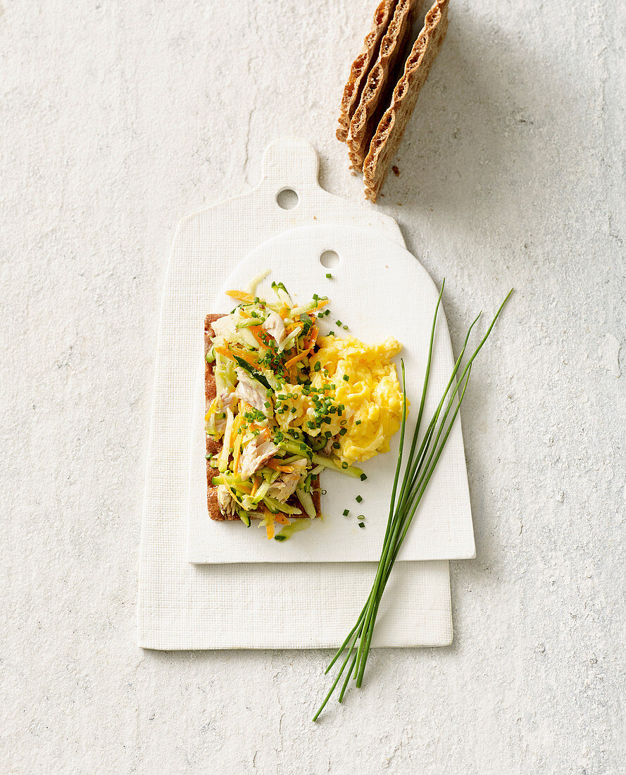 Makrelen-Gemüse-Tatar auf Knäckebrot mit Rührei