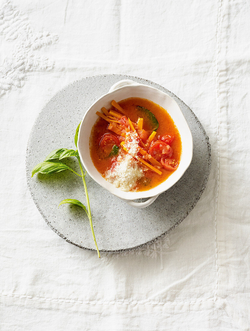 Mediterrane Tomatensuppe mit veganem Parmesanersatz