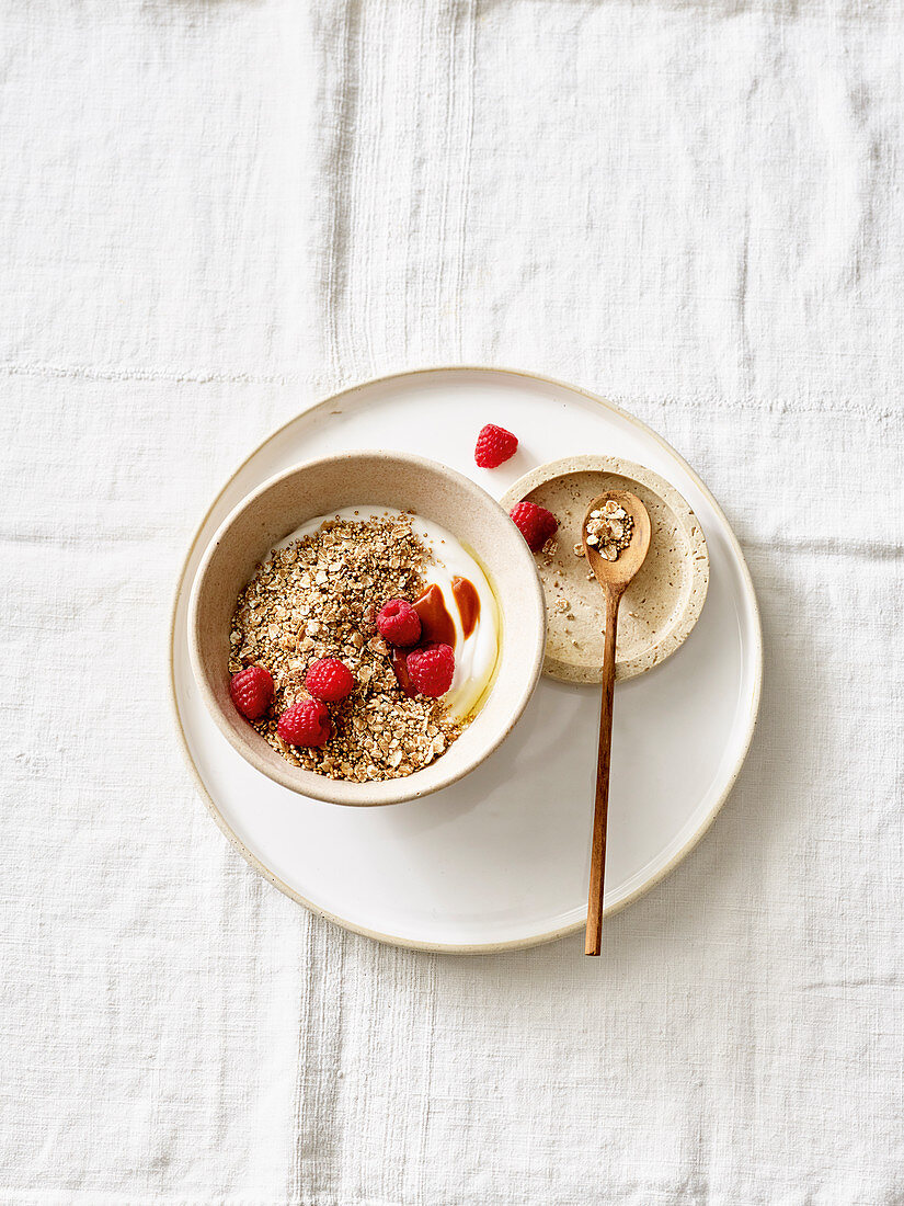 Müsli mit Pflanzenjoghurt, Omega-3-Öl und Himbeeren