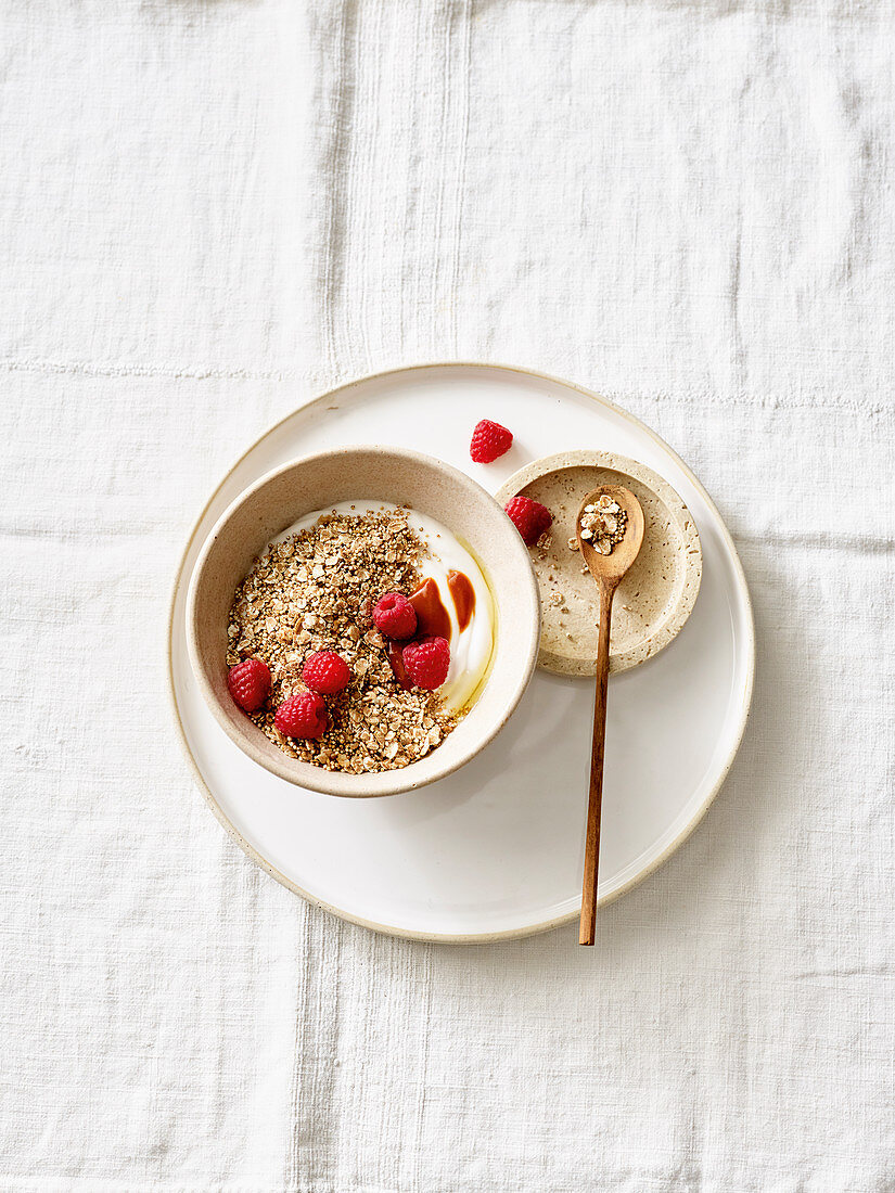 Muesli with vegan yoghurt, omega-3 oil and raspberries