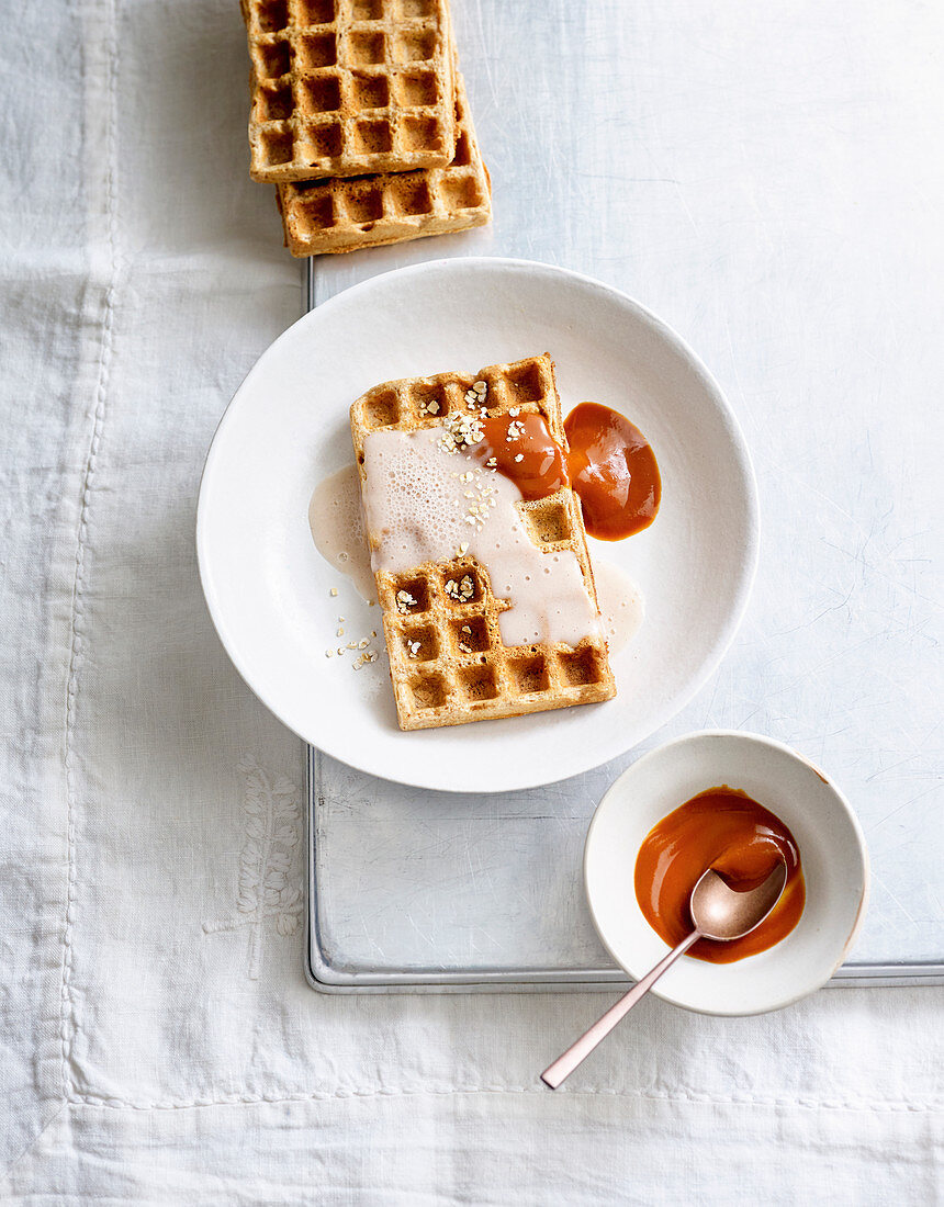 Vegane Zimtwaffeln mit Hafercreme-Espuma