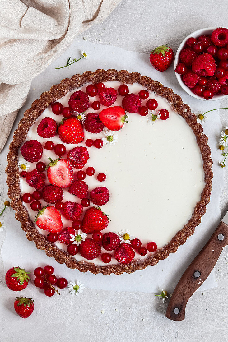 Vegane No-Bake-Zitronentarte mit weißer Schokolade