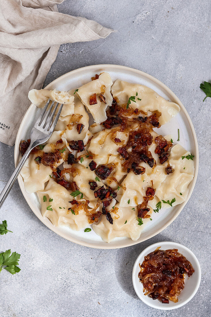 Piroggen mit Kartoffel-'Feta'-Füllung (vegan)