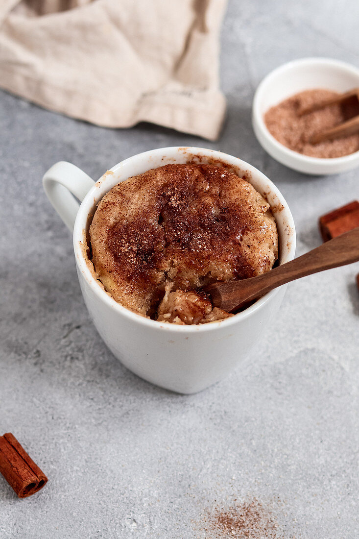 Veganer Tassenkuchen mit Zimt und Zucker