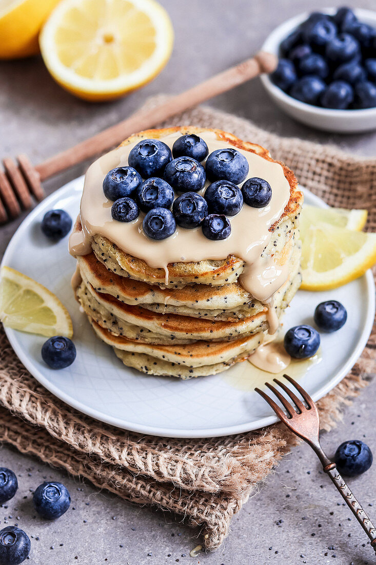 Zitronen-Mohn-Pankcakes mit Blaubeeren (vegan)