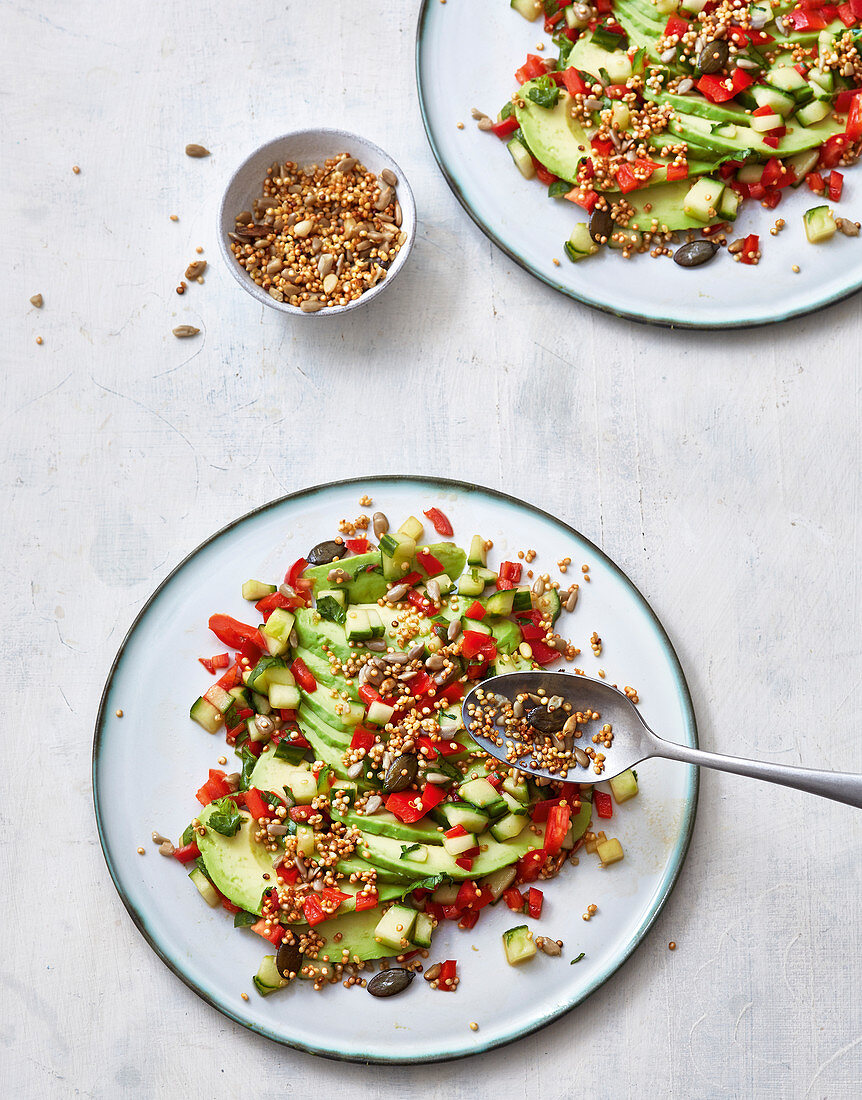 Avocado and pepper salad with a crunchy topping