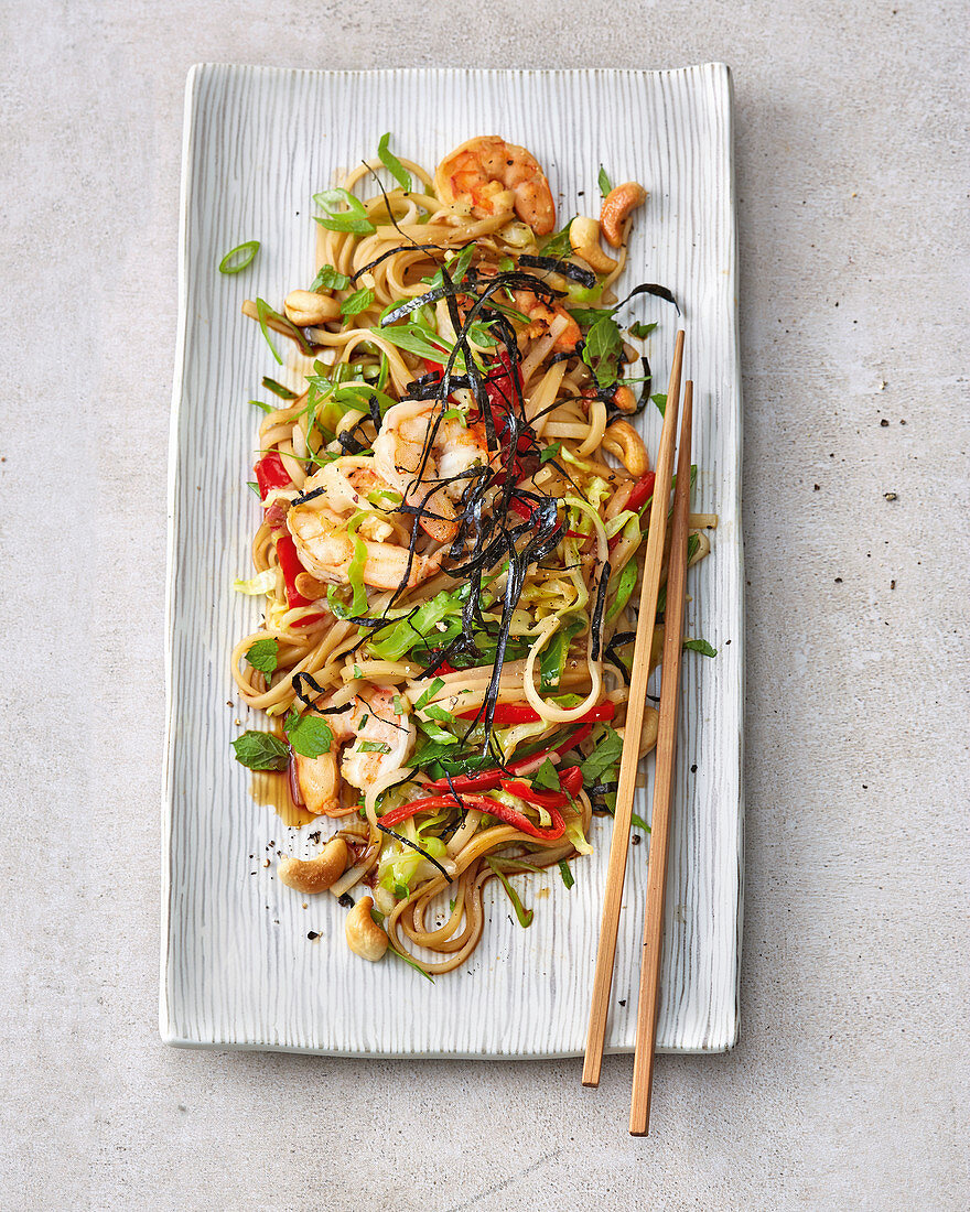 Fried rice noodles with prawns and vegetables