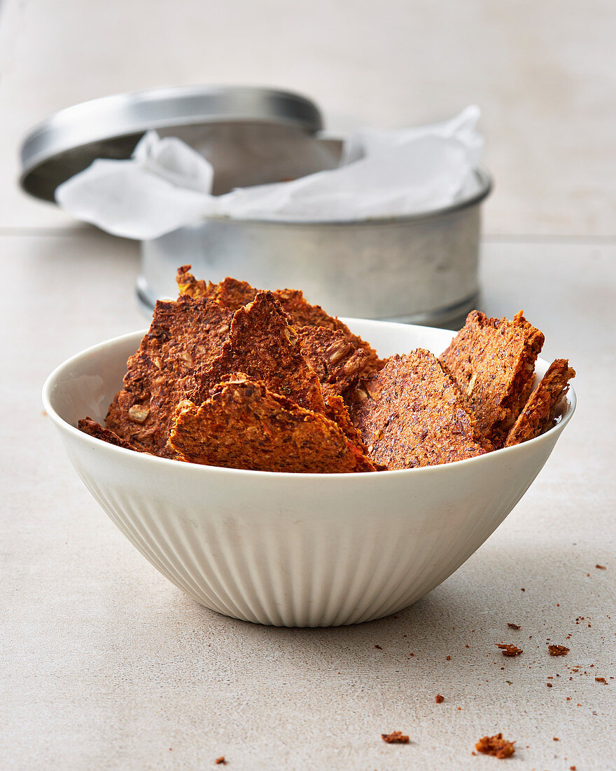 Italo crackers made from flaxseed dough with dried tomatoes
