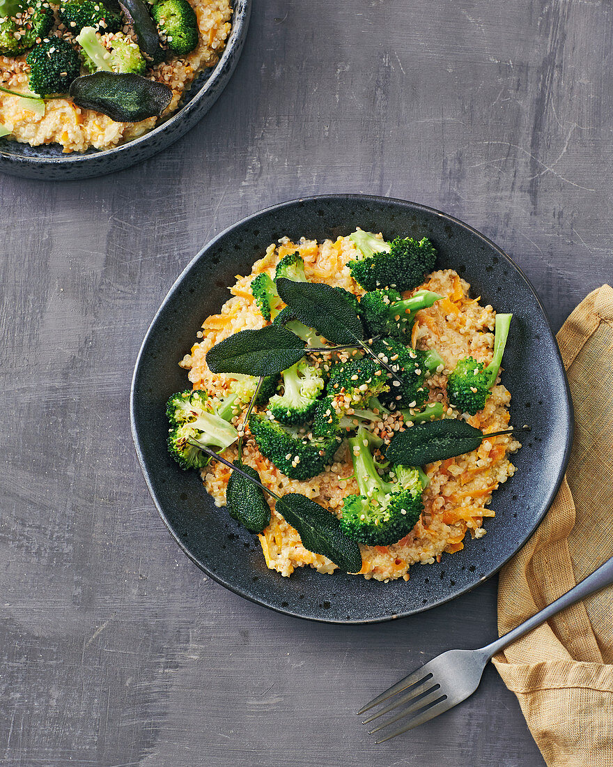 Veganes Quinoa-Risotto mit Brokkoli, Hanfsamen und Salbei