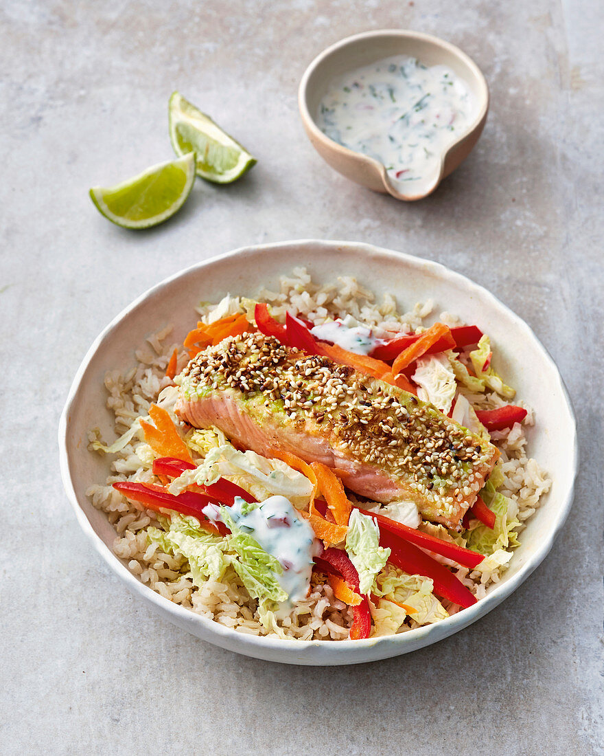 Reis-Bowl mit Sesamlachs und Ziegenjoghurt