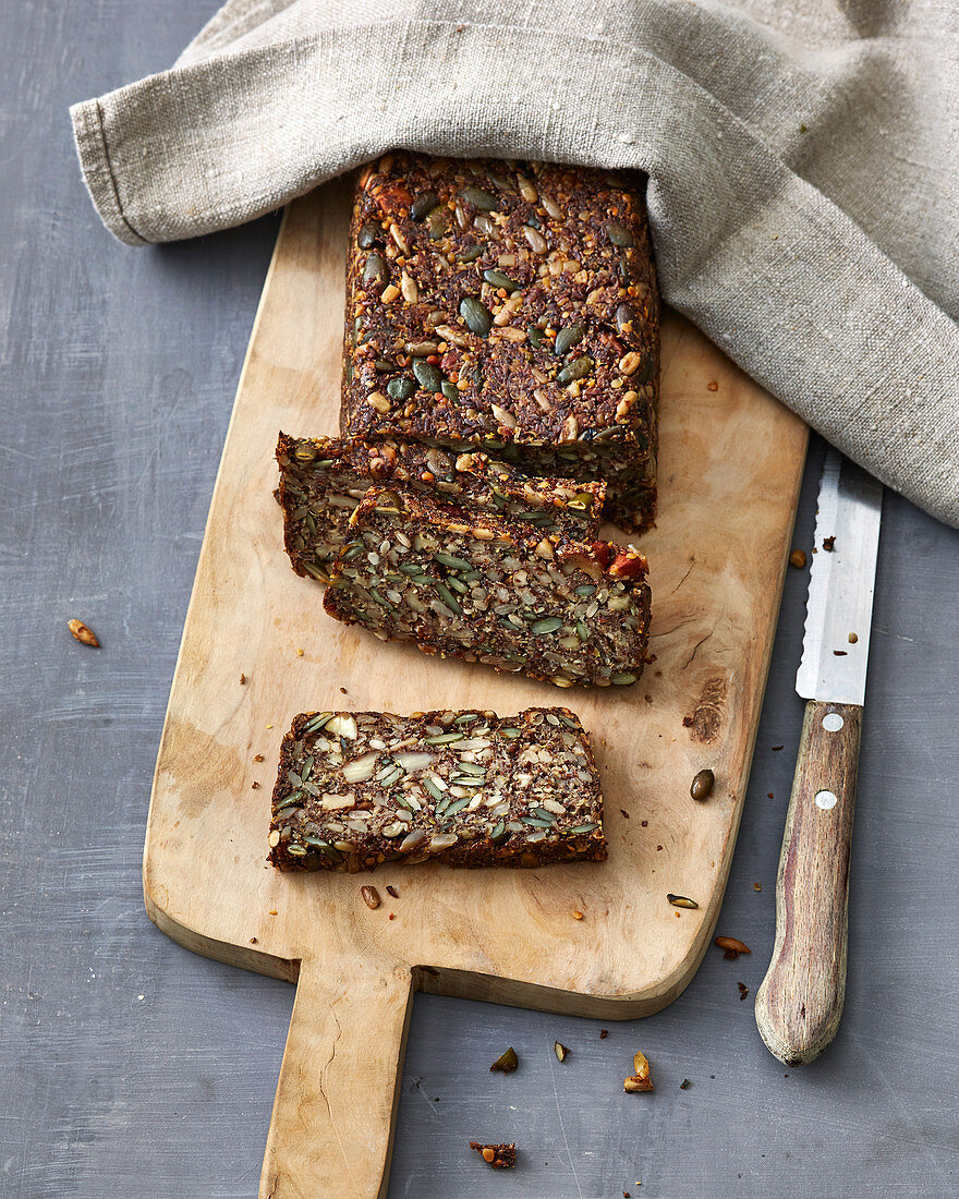 Saatenbrot mit Flohsamenschalen und Hanfsamen (vegan)