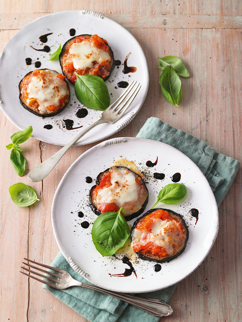 Aubergine slices 'Caprese’