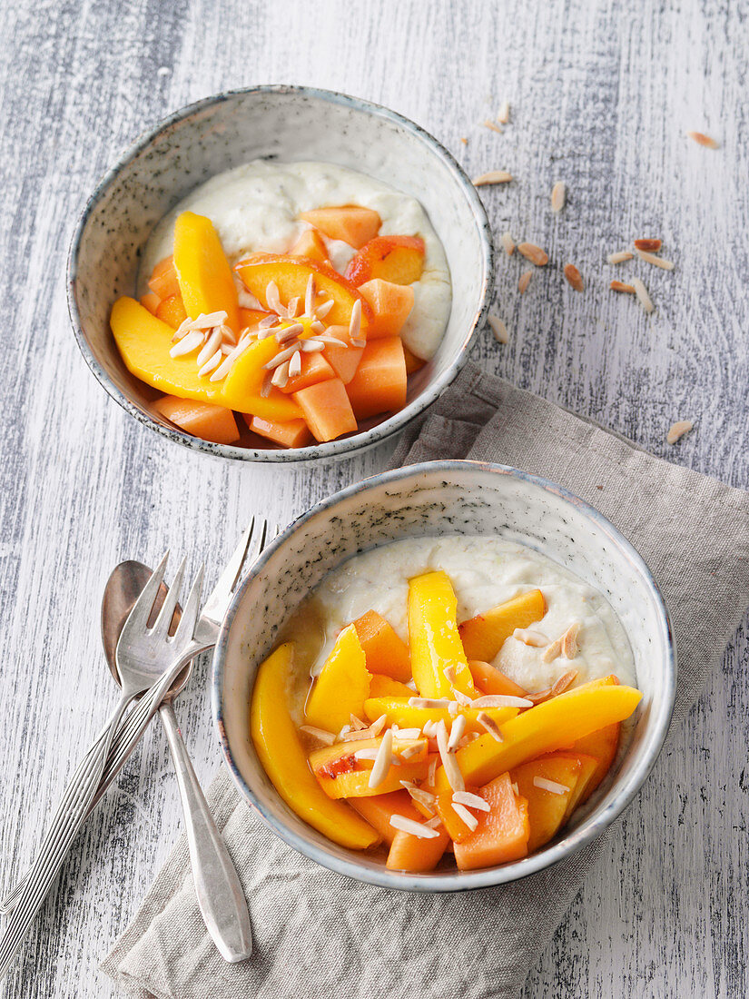 Avocado-Skyr-Creme mit exotischem Obstsalat