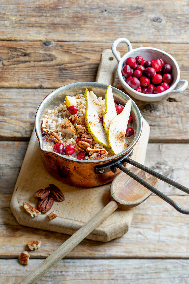 Buchweizen-Cranberry-Porridge mit Mandeldrink