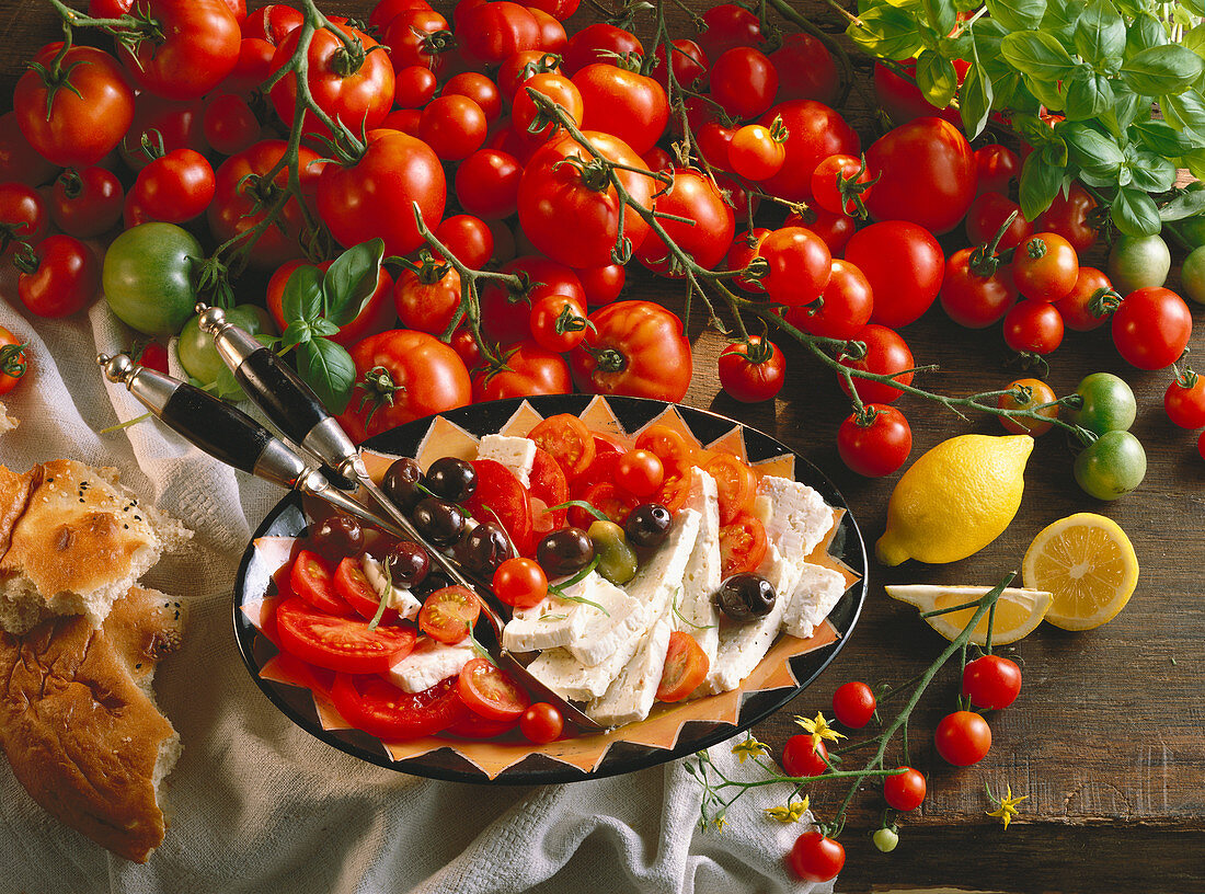 Tomaten mit Oliven und Schafskäse