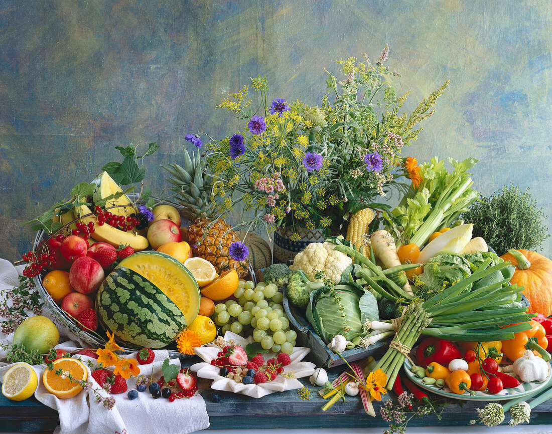 Stillleben mit vielen verschiedenen Sorten Obst und Gemüse