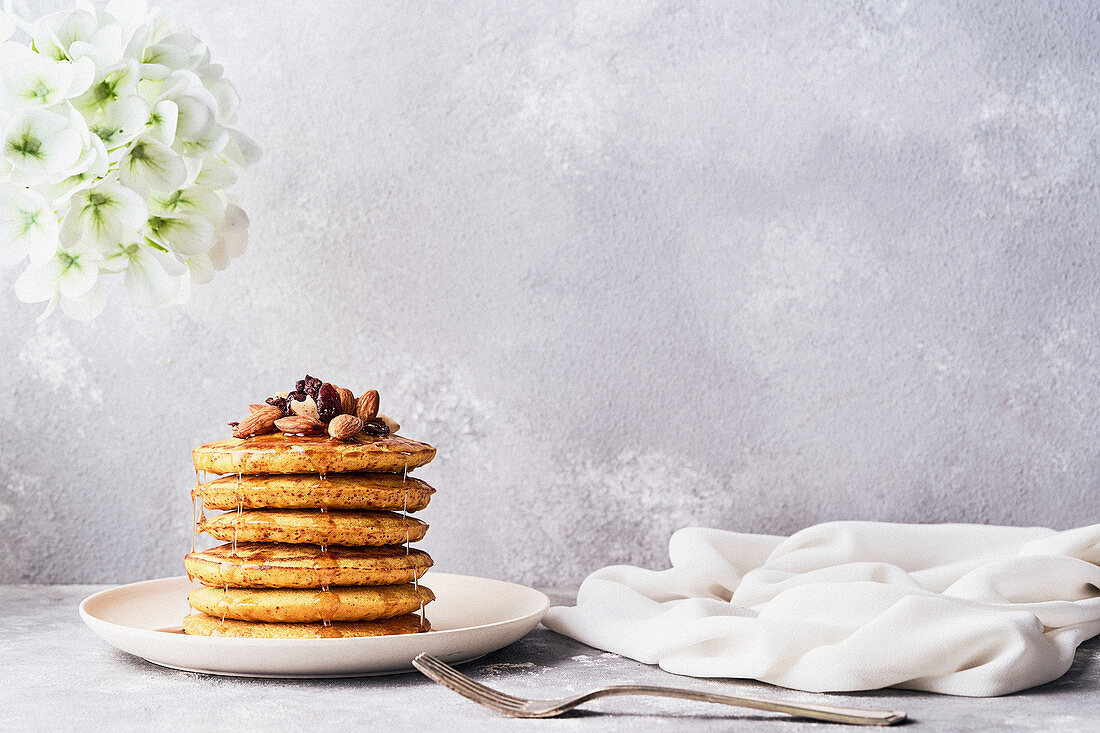 Gestapelte Pancakes mit Honig und Mandeln