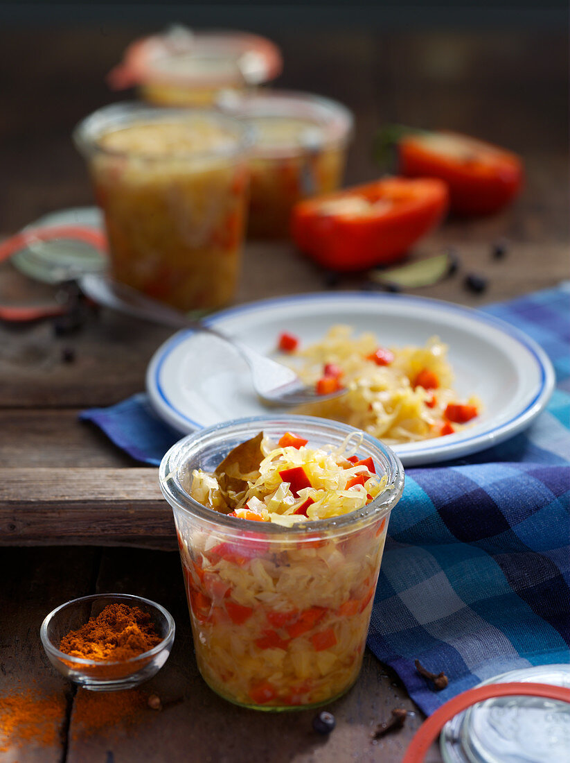 Eingemachtes Spitzkrautgemüse mit Paprika in Einmachgläsern