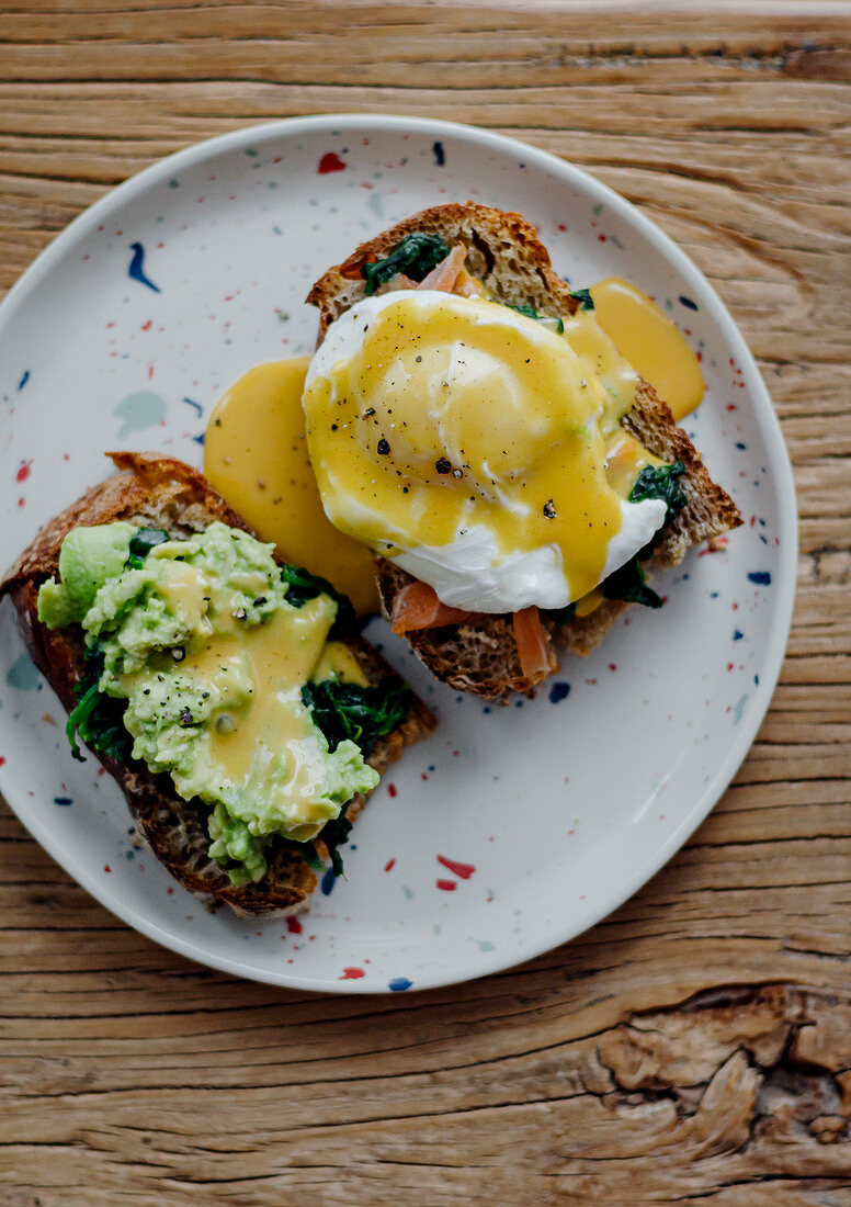 Frühstückssandwiches mit Avocado, Eiern und Hollandaise