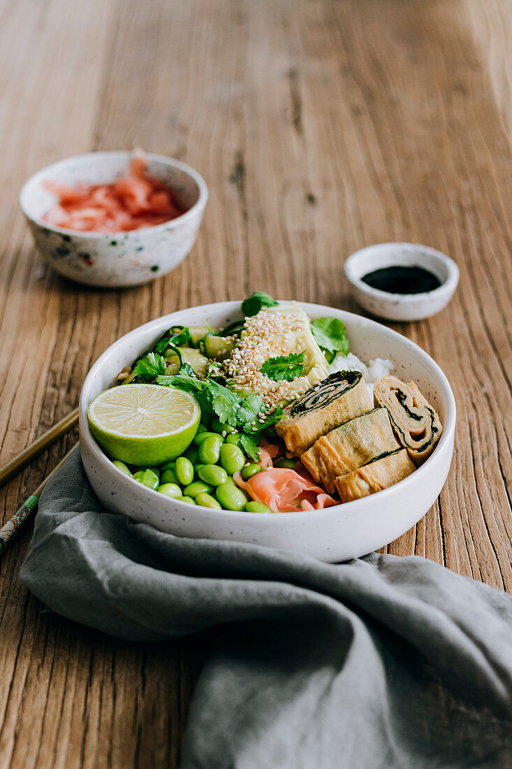 Sushi bowl with edamame and omelette