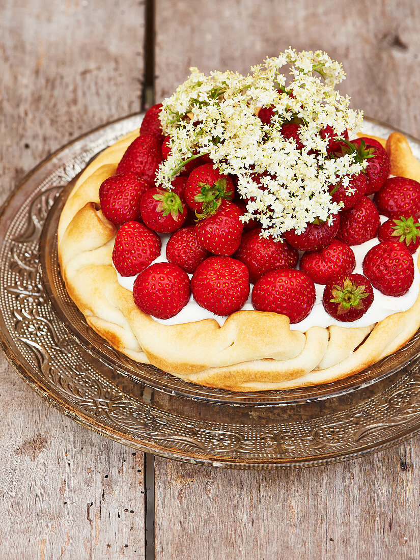 Holunderblüten-Erdbeer-Tarte