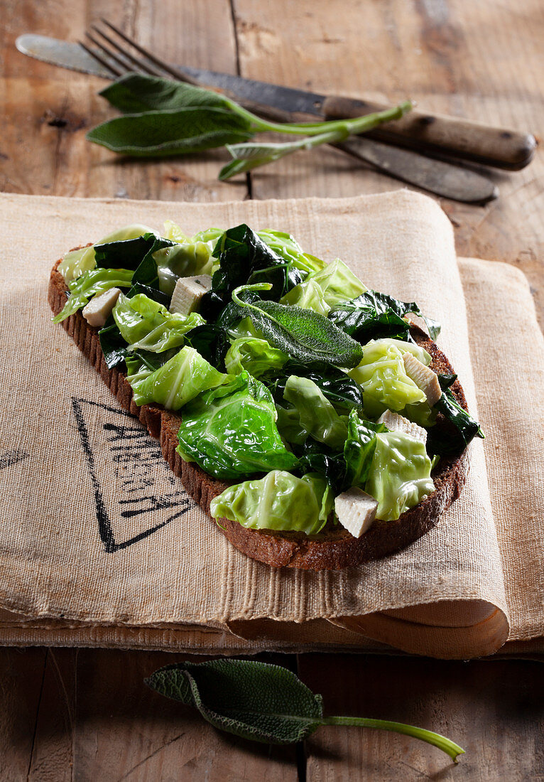 Wholemeal bread with tofu, sage and green vegetables