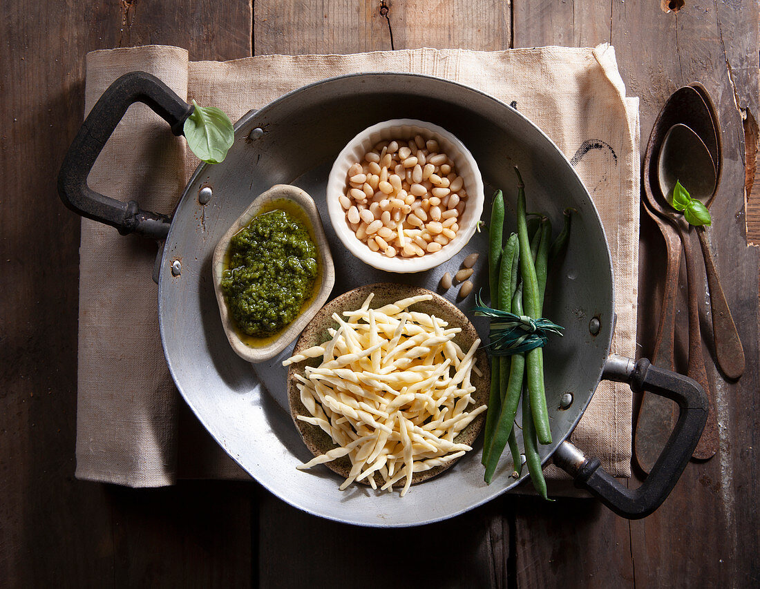 Zutaten für Trofie mit Pesto, Kartoffeln, Bohnen und Pecorino