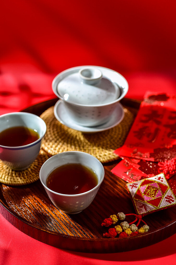 Tee in chinesischen Teebechern auf Tablett