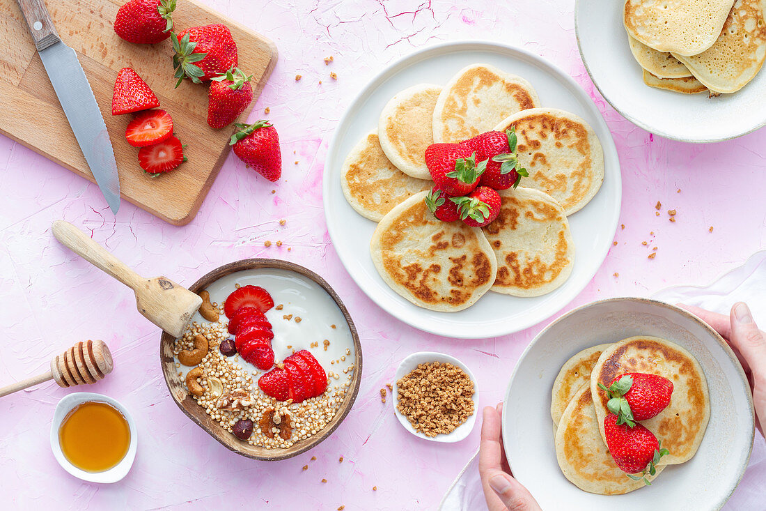 Pancakes und Joghurtmüsli mit Erdbeeren