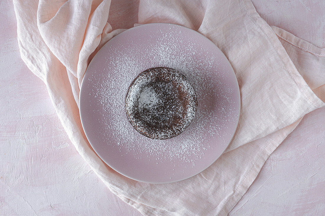 Chocolate fondant sprinkled with sugar powder