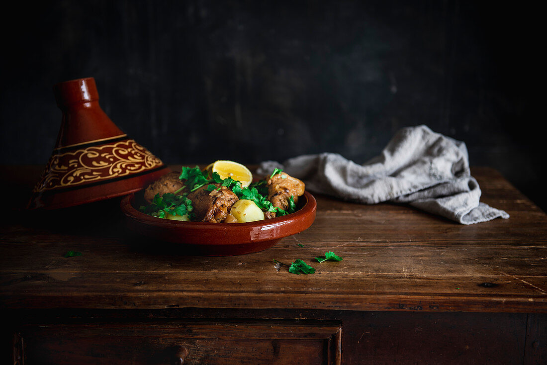 Marokkanische Hühnchen-Tajine mit Zitronen und Erbsen