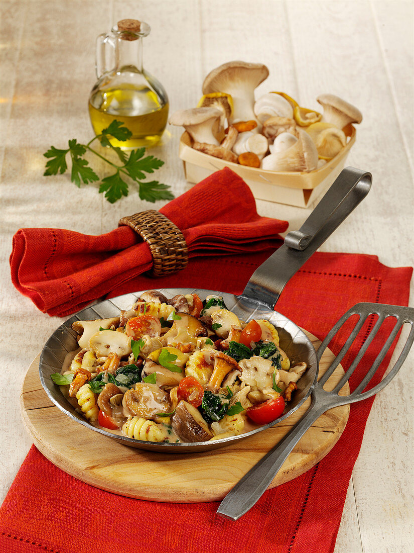 Spicy gnocchi mushroom pan