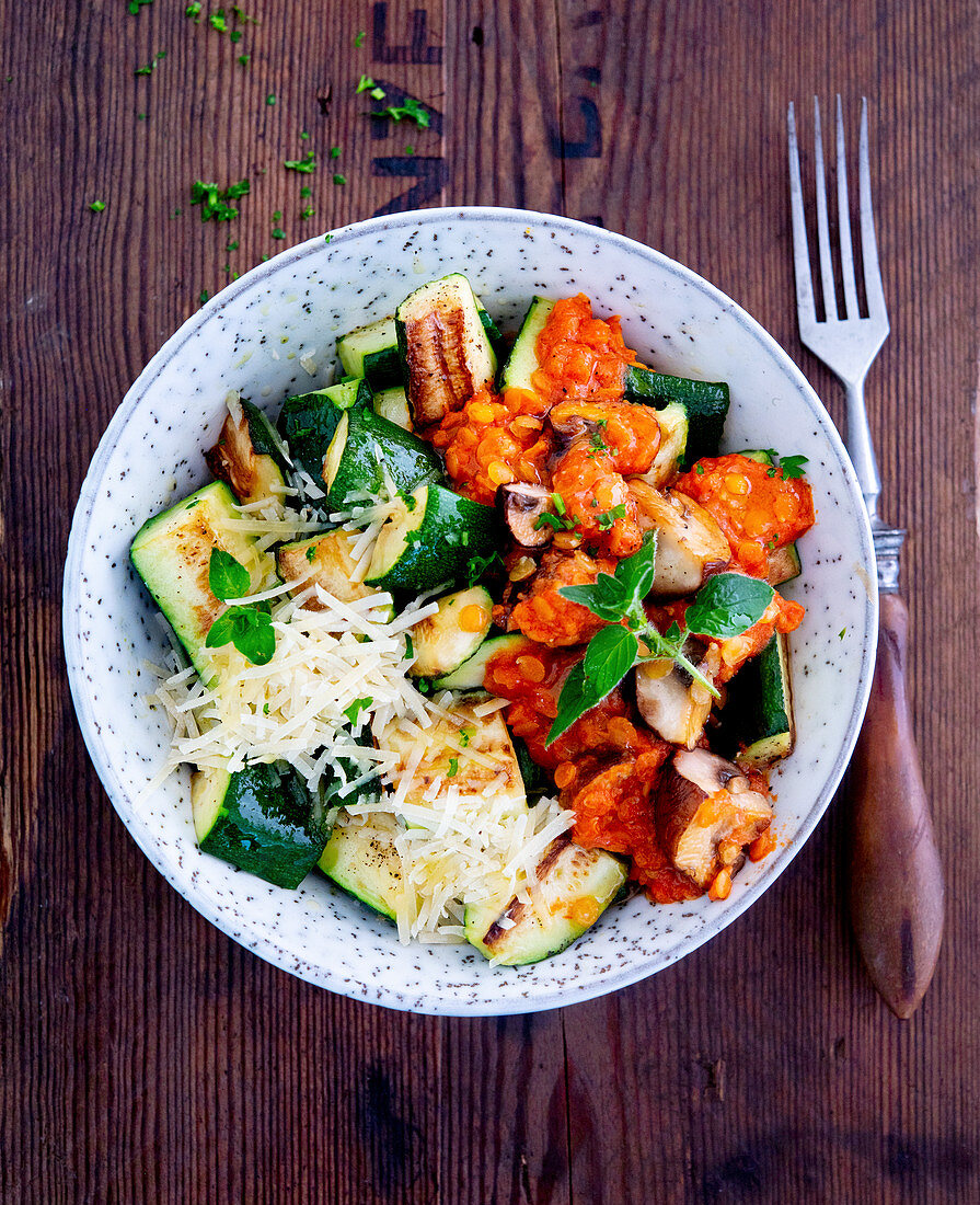 Bowl with courgette and lentil vegetables