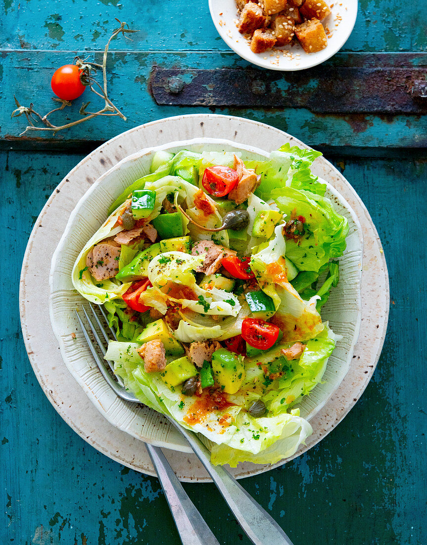Salat mit Thunfisch, Tomate, Gurke, Kapern und Sesam-Croûtons