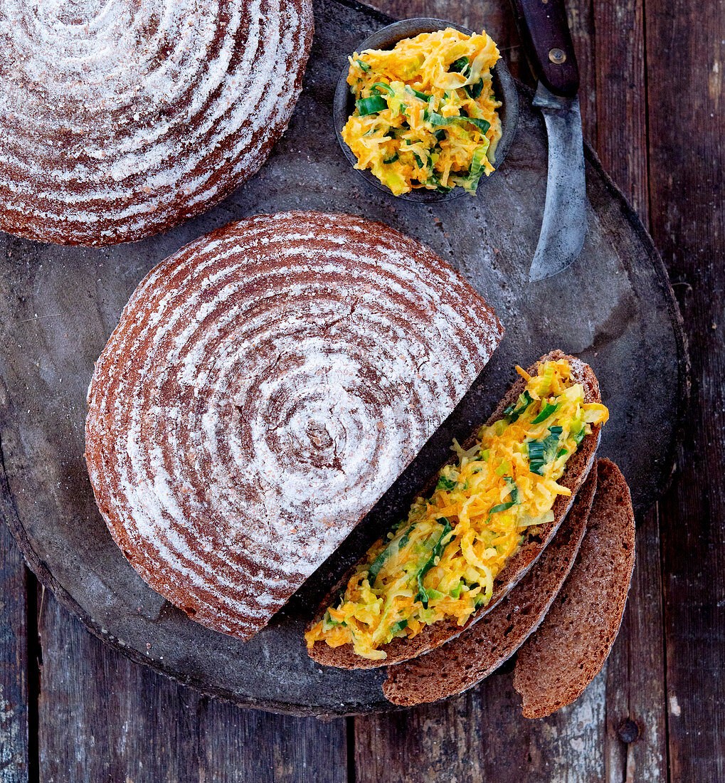 Wholemeal bread with carrot-leek salad