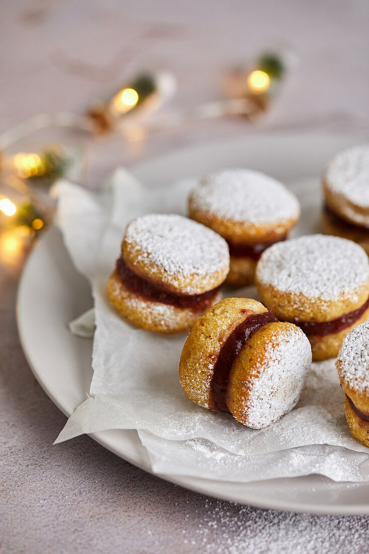 Low-Carb-Plätzchen mit zuckerfreier Marmelade und bestreut mit Erythrit-Pulver