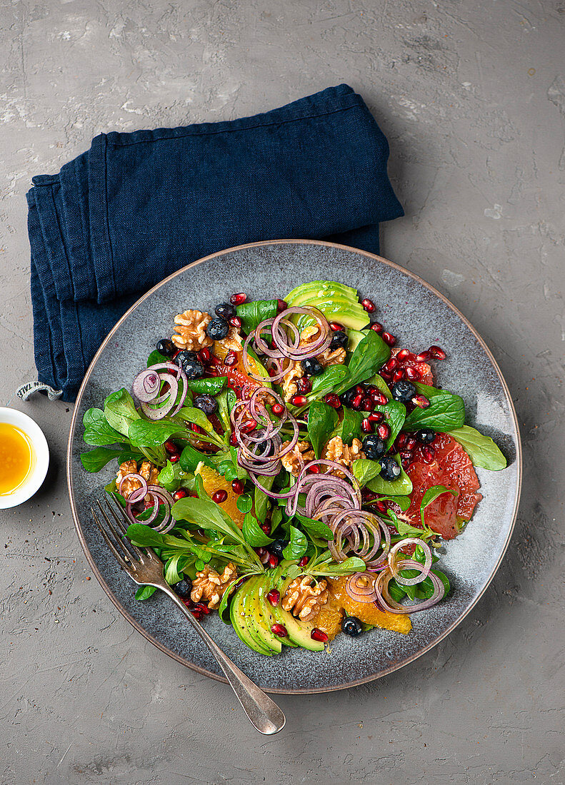 Orangen-Grapefruitsalat mit Feldsalat und Granatapfelkernen