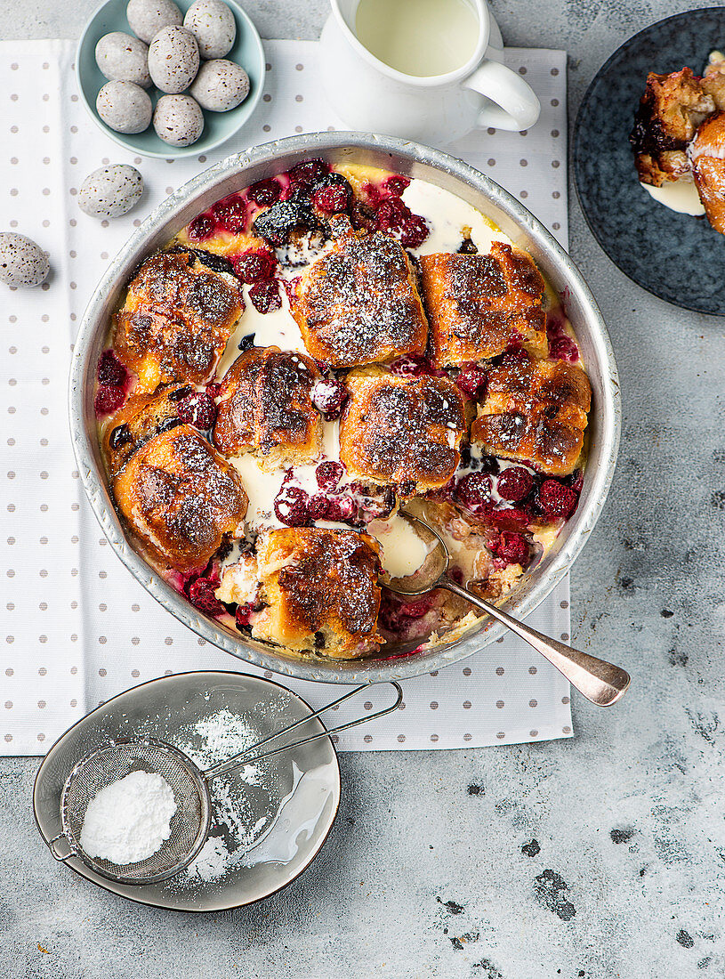 Hot Cross Bun Pudding mit Vanillesauce und Himbeeren