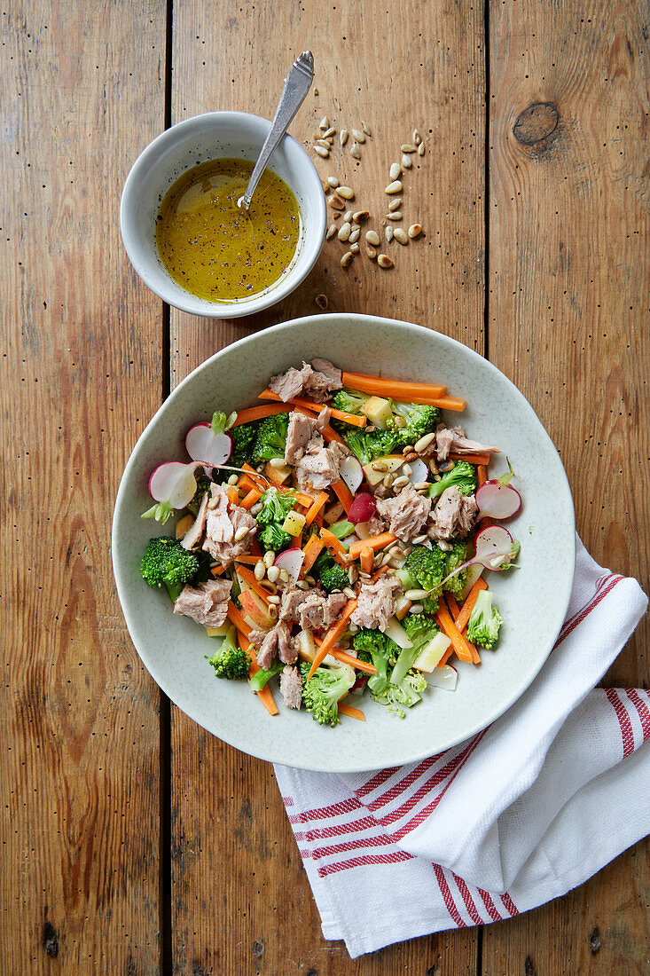 Tuna salad with broccoli, radishes and carrots