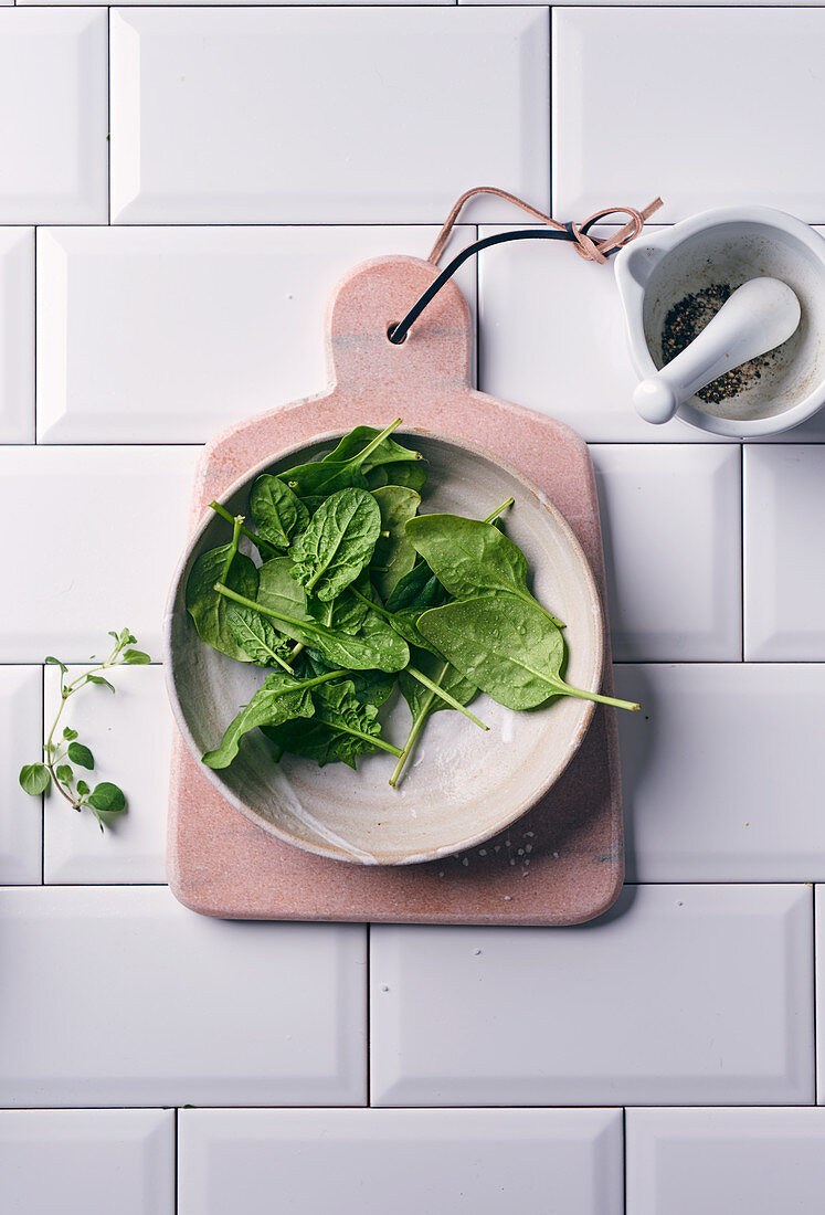 Fresh spinach in a ceramic bowl