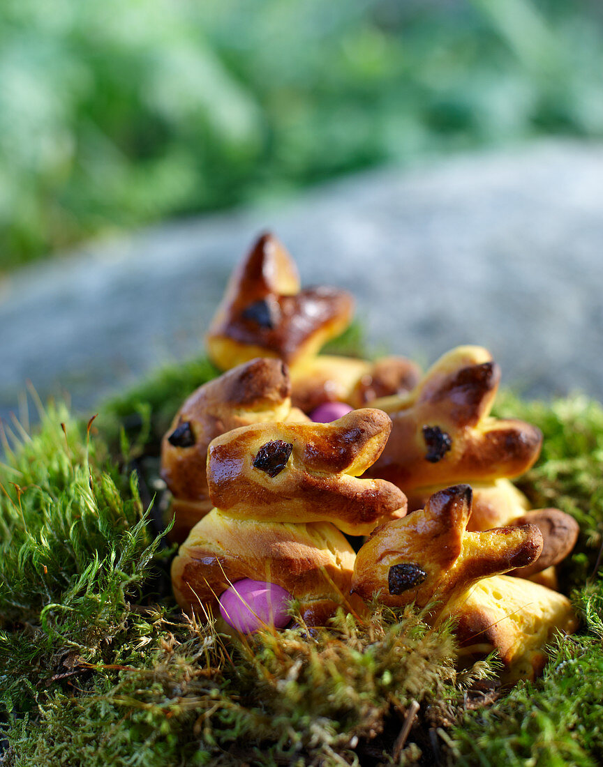 Gebackene Osterhasen mit bunten Eiern