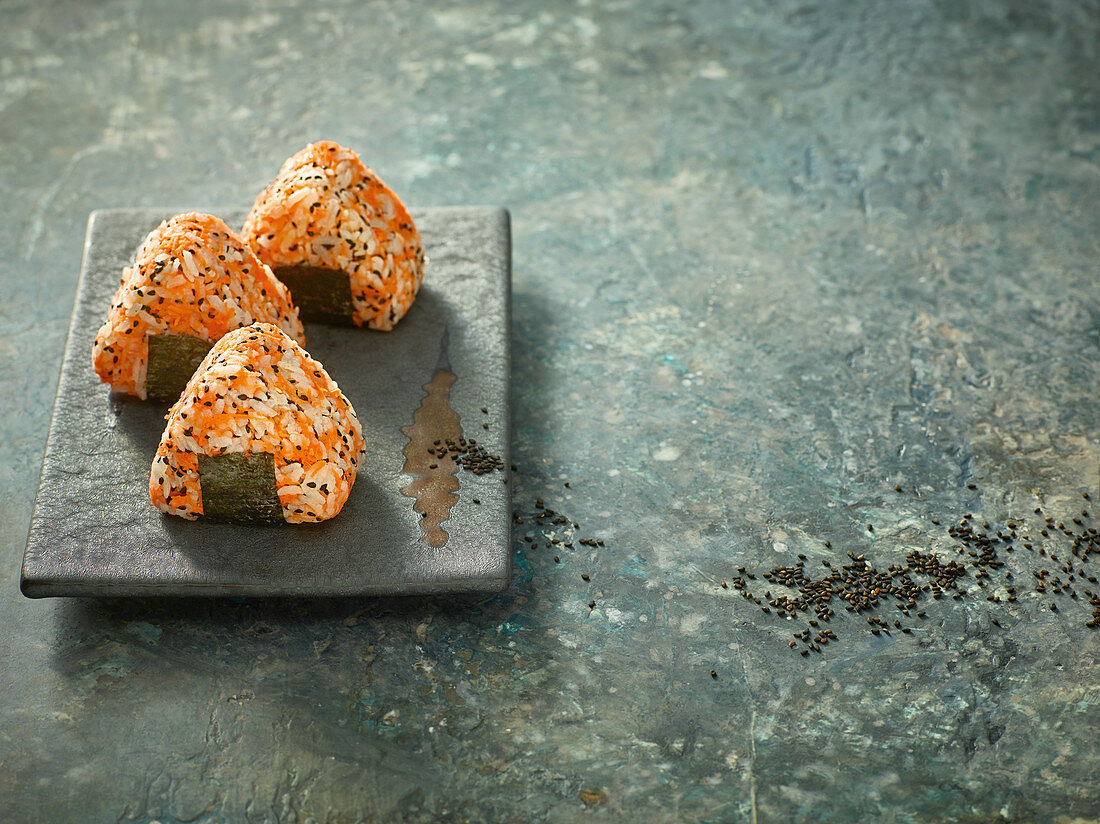 Onigiri mit Möhren und Umebashi