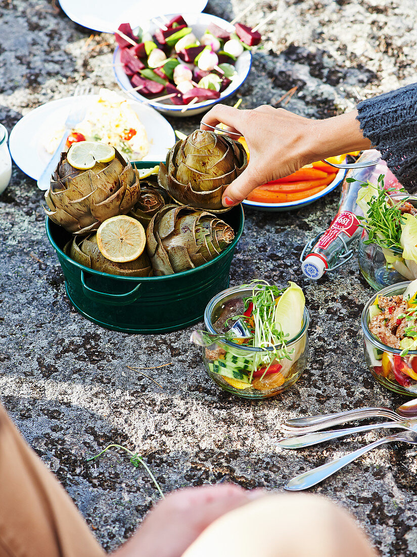 Artichokes with garlic dip