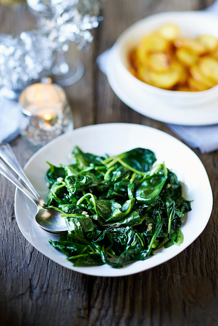 Wilted spinach with nutmeg and garlic