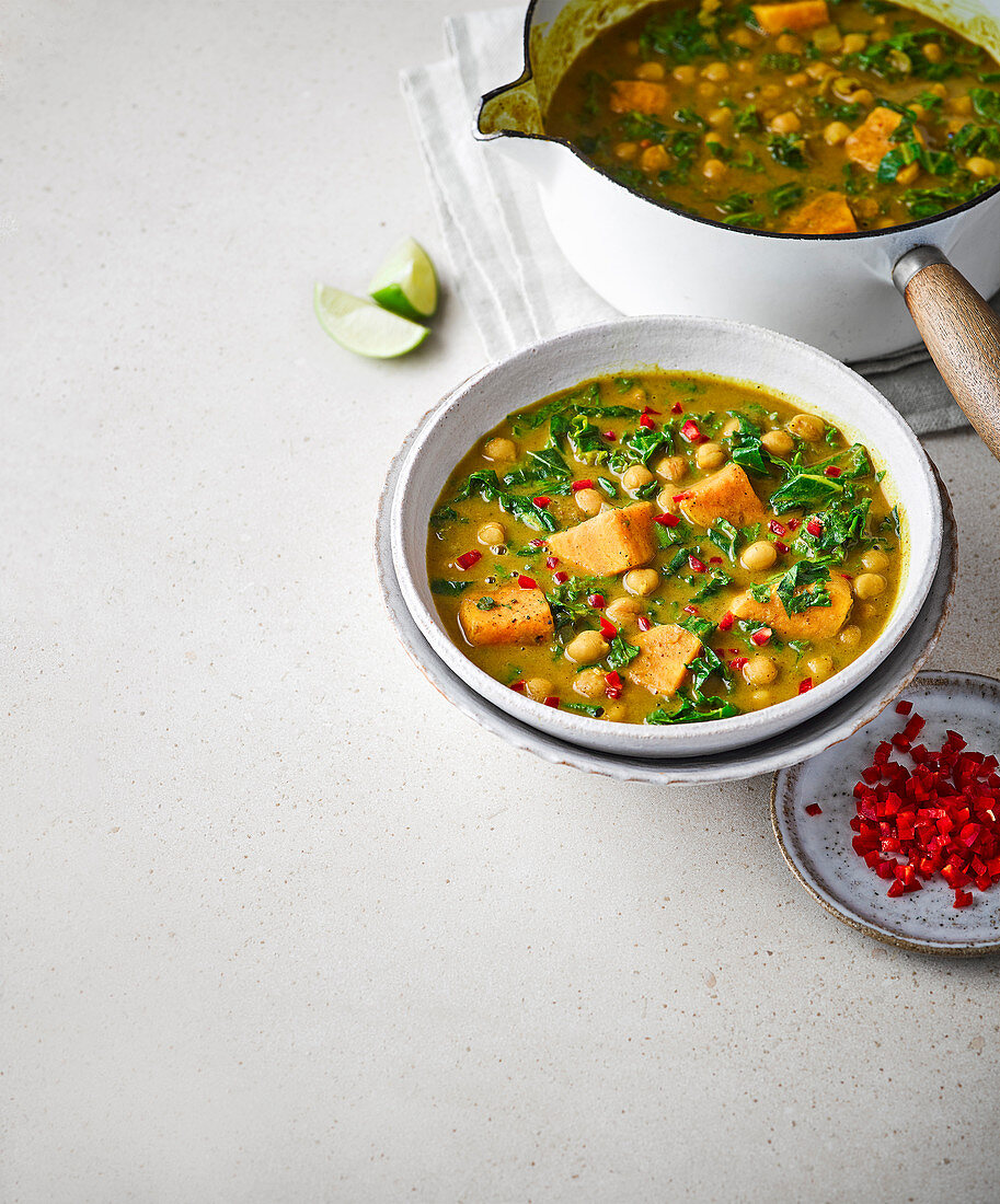 Currysuppe mit Grünkohl, Süsskartoffeln und Kichererbsen