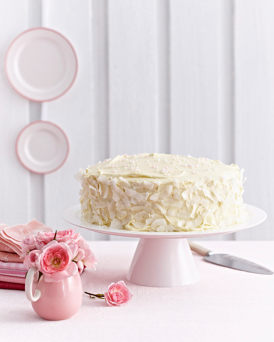 Pink-Velvet-Cake mit weißer Creme und Kokosspänen