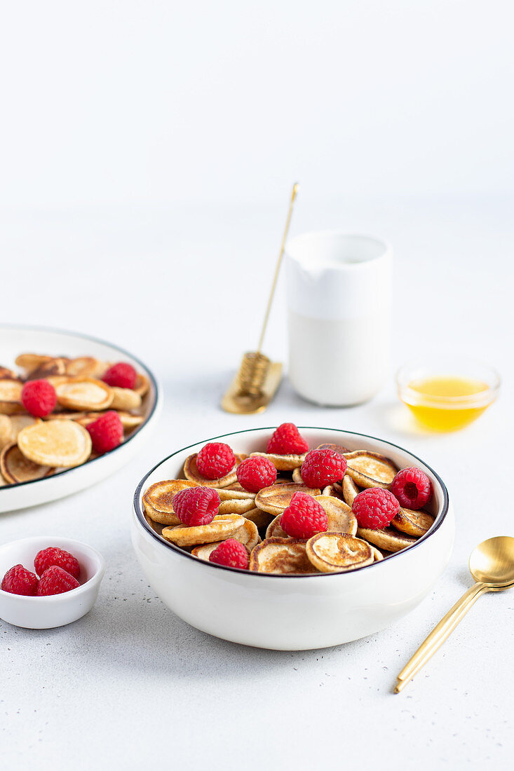 Mini-Pancake-Cerealien mit Himbeeren im Schälchen