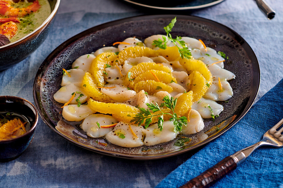 Jakobsmuschel-Carpaccio mit Gurke und Orange