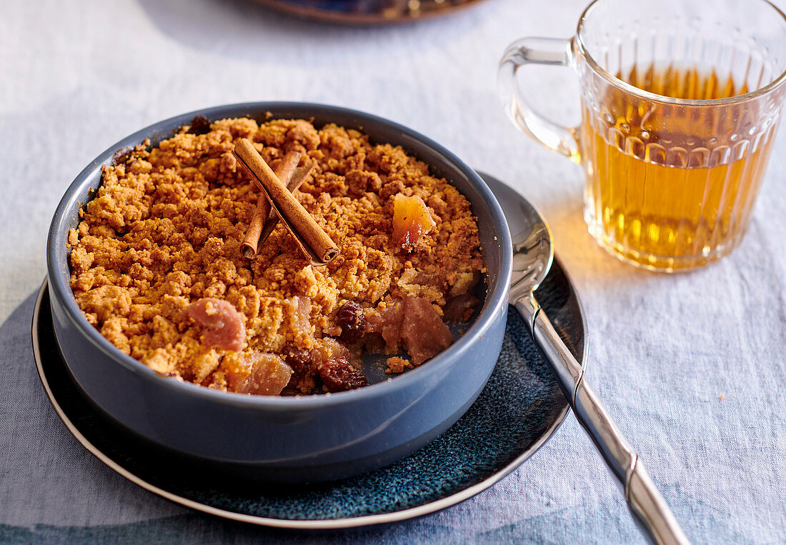 Crumble with apple and banana